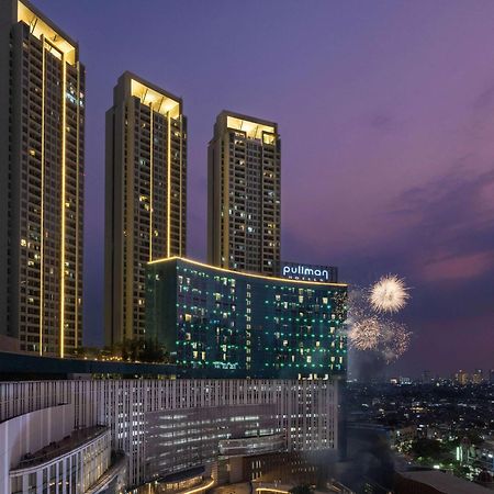 Pullman Jakarta Central Park Eksteriør bilde The hotel at night