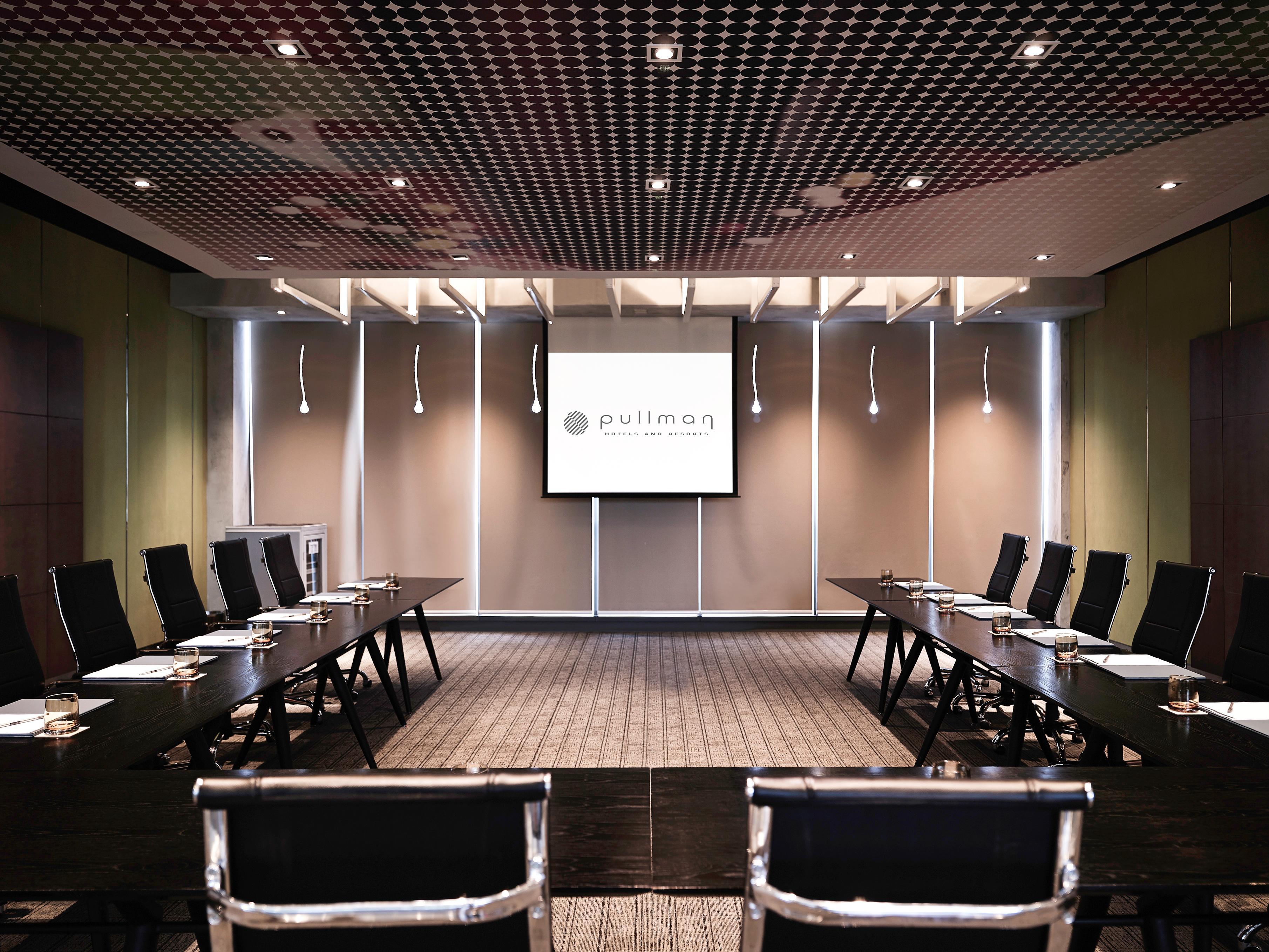 Pullman Jakarta Central Park Eksteriør bilde A meeting room at the Business School