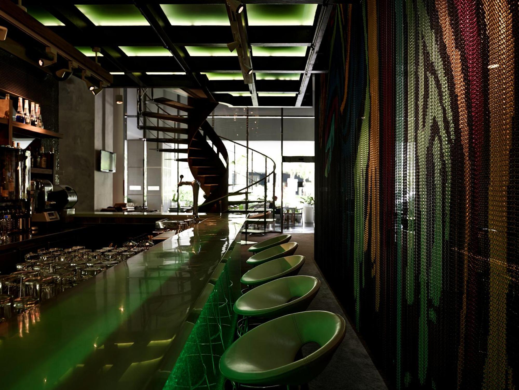 Pullman Jakarta Central Park Eksteriør bilde Interior of the bar