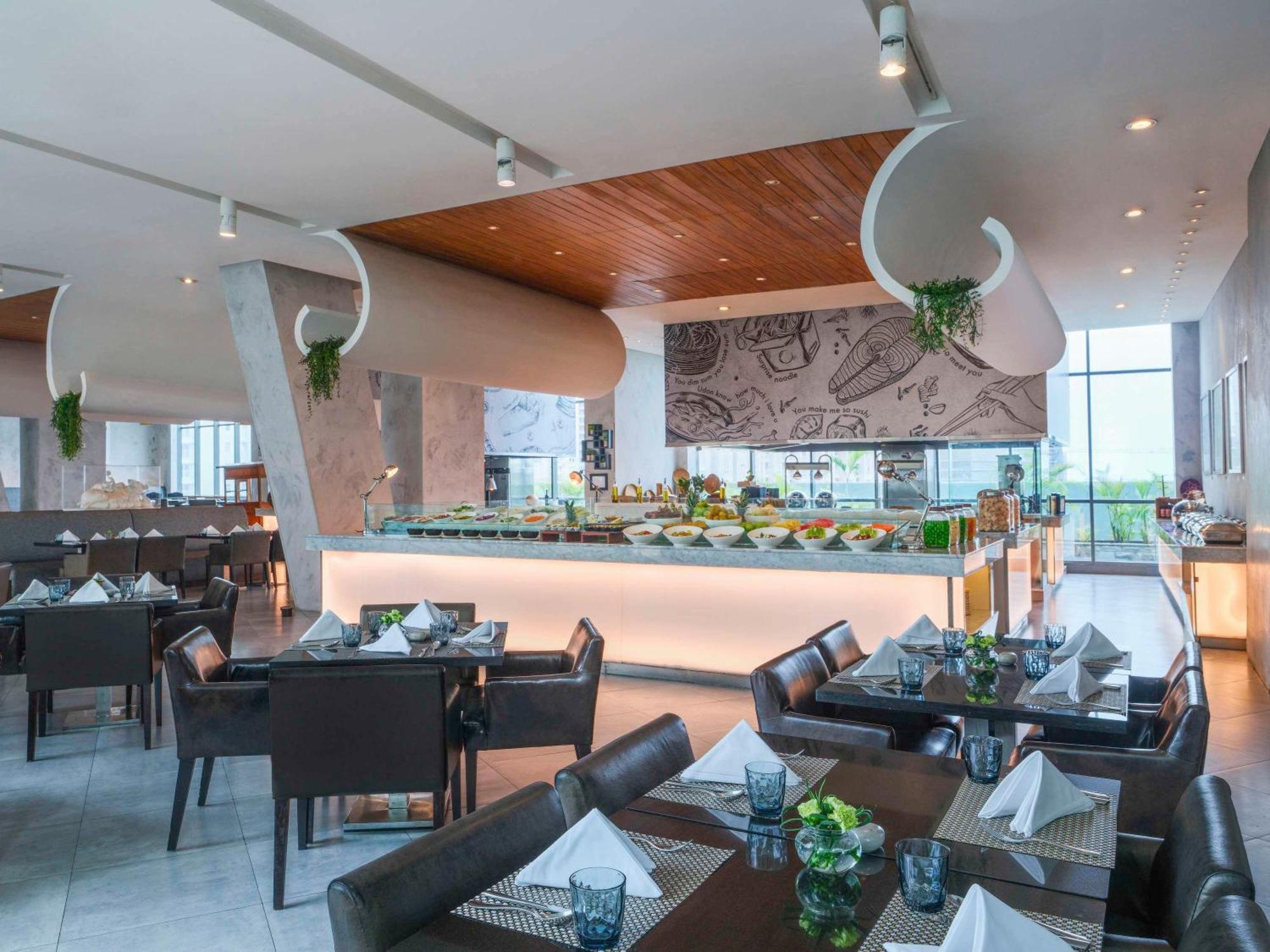 Pullman Jakarta Central Park Eksteriør bilde The Club Lounge at the airport