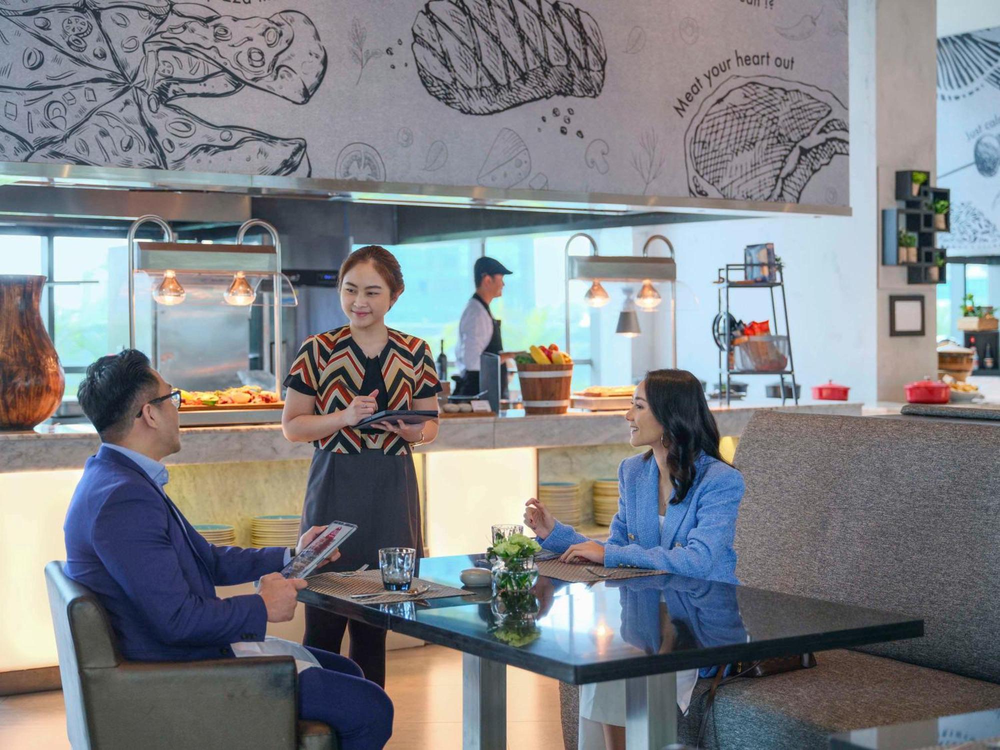 Pullman Jakarta Central Park Eksteriør bilde A restaurant in a hotel