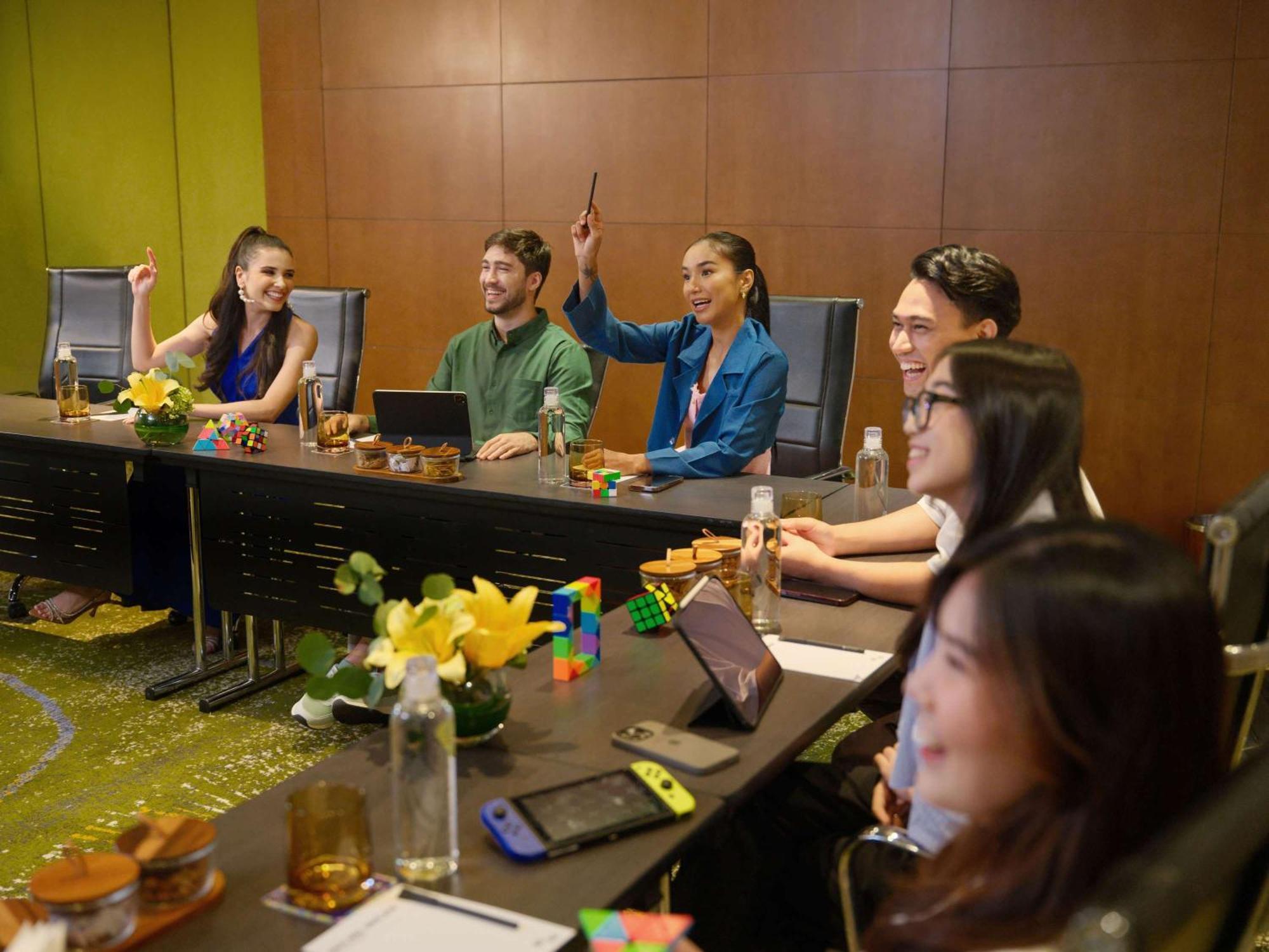 Pullman Jakarta Central Park Eksteriør bilde The cast of The Gifted at the 2019 WonderCon