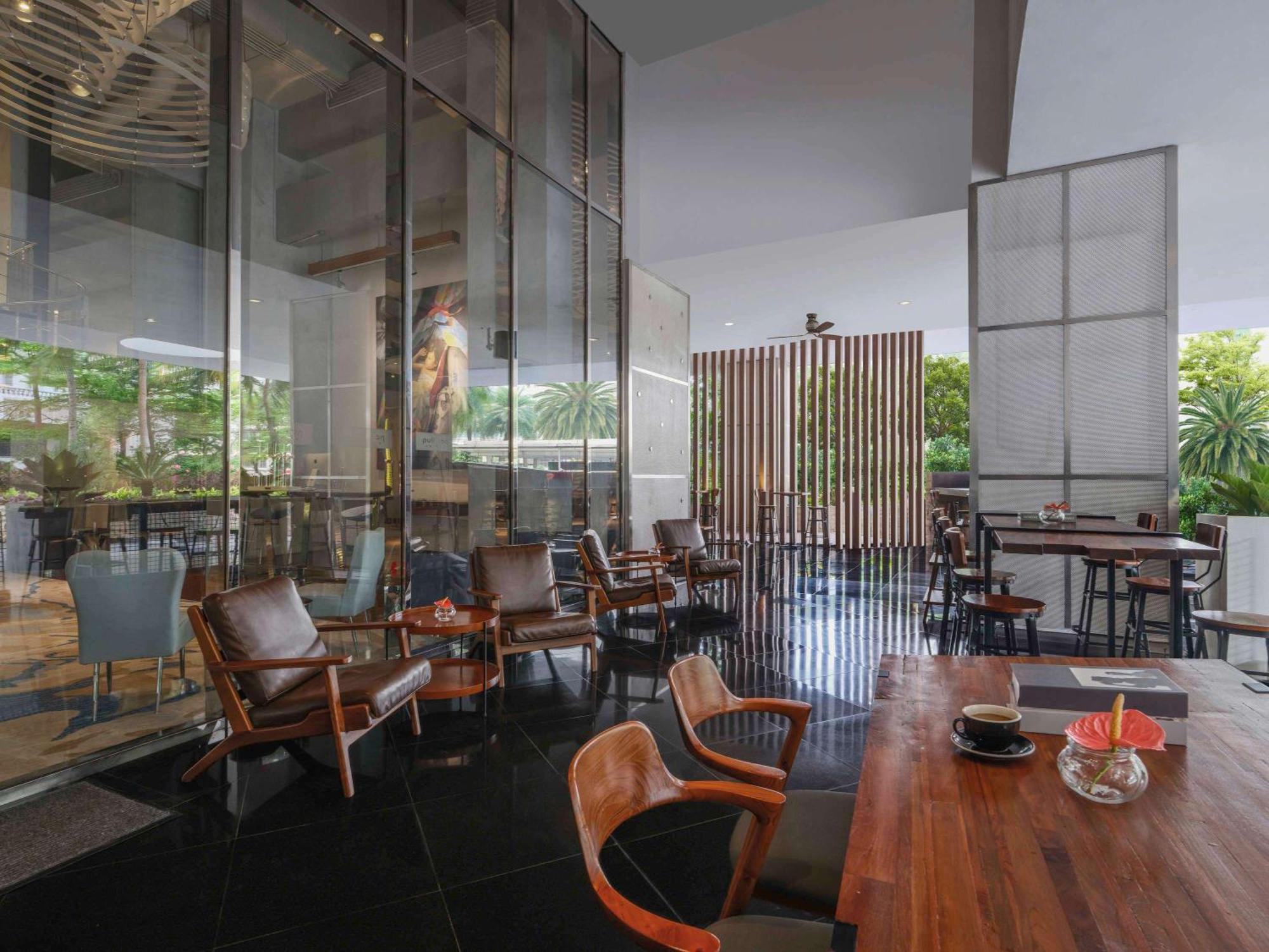 Pullman Jakarta Central Park Eksteriør bilde The interior of a Starbucks Reserve store in Shanghai, China