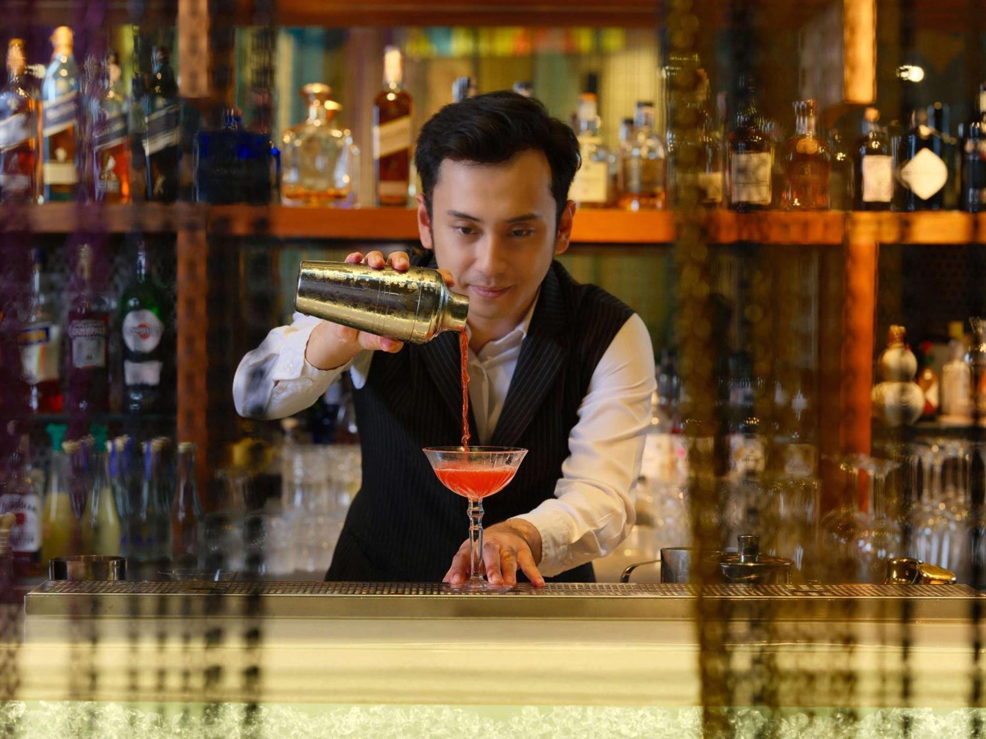 Pullman Jakarta Central Park Eksteriør bilde A bartender at work
