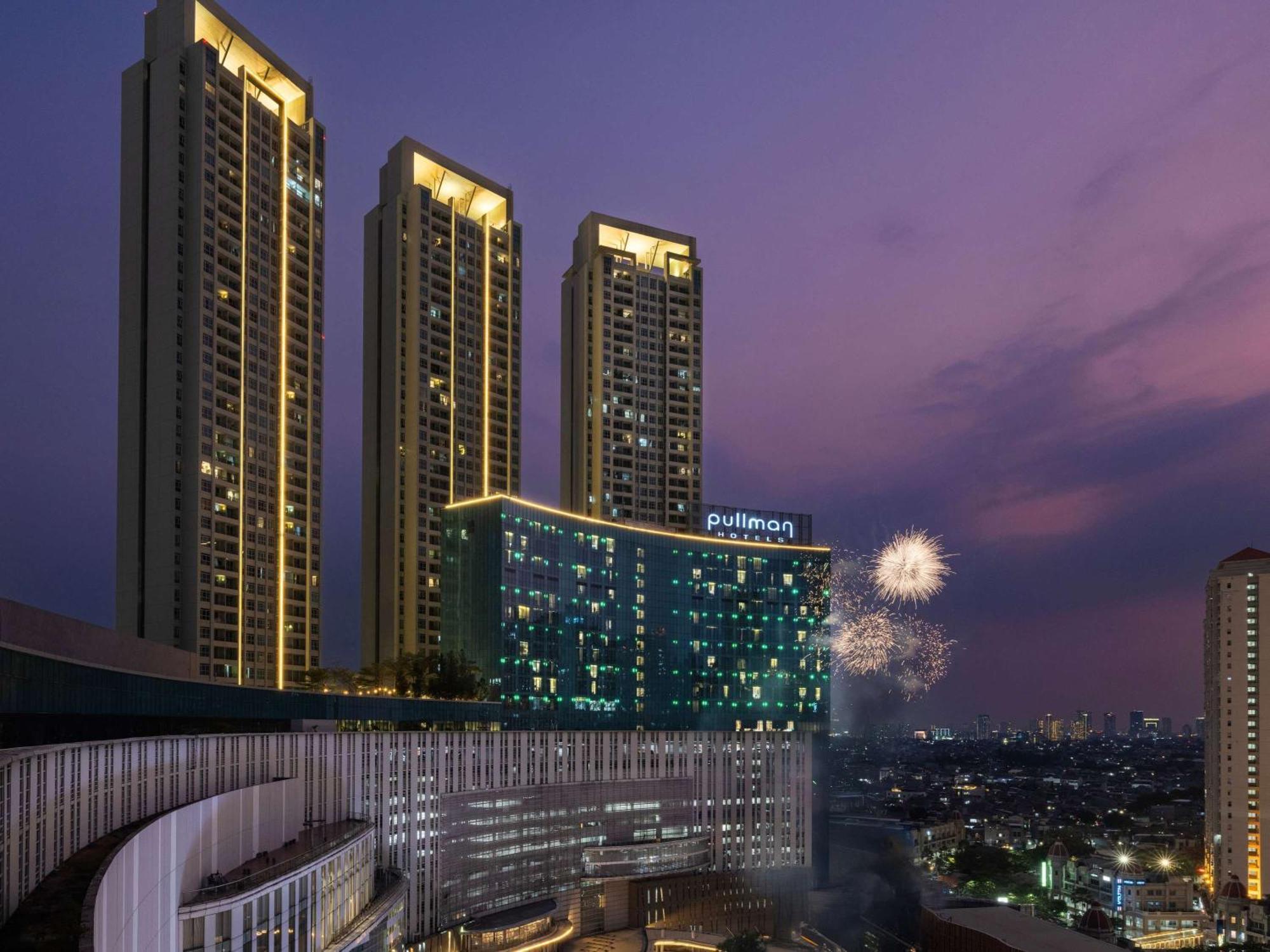Pullman Jakarta Central Park Eksteriør bilde The hotel at night