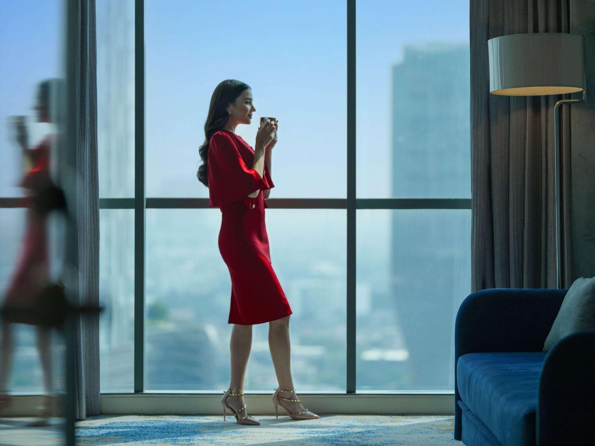 Pullman Jakarta Central Park Eksteriør bilde A woman in a red dress
