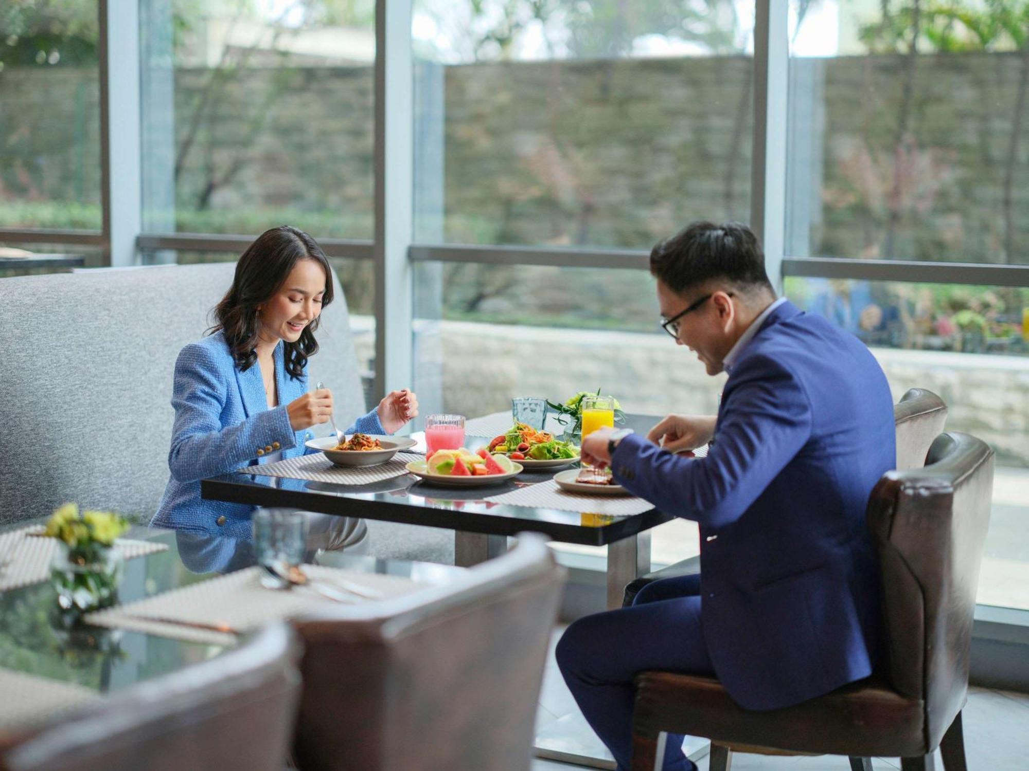 Pullman Jakarta Central Park Eksteriør bilde A couple eating at a restaurant